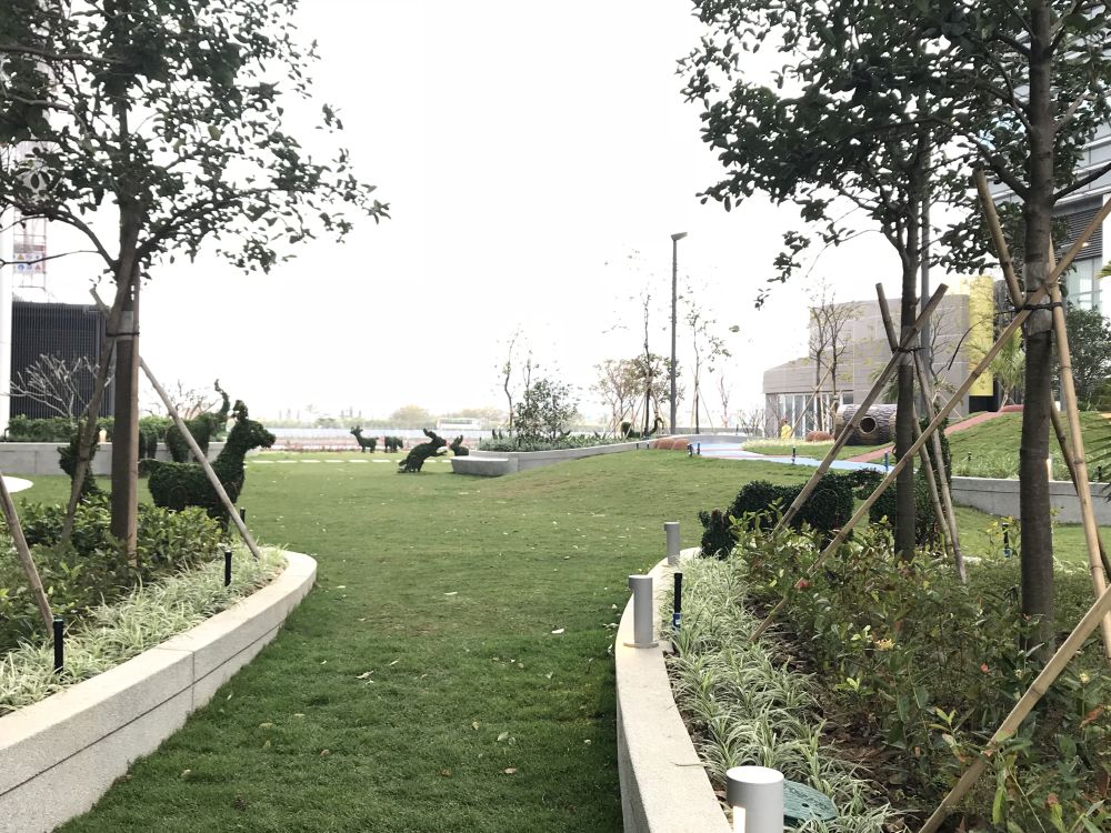 The HKCH faces the waterfront promenade of the Kai Tak Development.  There is a central garden between the two towers with broad open views extending from the courtyard to the harbour and beyond.