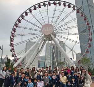 Mr Michael WONG, SDEV; Mr LIU Chun-san, Under Secretary for Development (USDEV); Mr Allen FUNG, Political Assistant (PA) to SDEV, together with kindergarten children and their parents, posing for a group photo in front of the Observation Wheel at the Central Harbourfront.