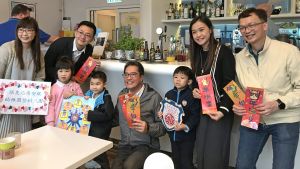 We really appreciate the art pieces of the big wheel and spring couplets specially made by the children for us. Mr Michael WONG, SDEV (fourth right); Mr LIU Chun-san, USDEV (first right); Mr Allen FUNG, PA to SDEV (second left); Ms MO Hoi Yi, Principal of Po Leung Kuk Angela Leong On Kei Kindergarten (second right) taking a group photo with representatives of the kindergarten children.