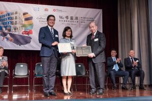 The SDEV, Mr Michael WONG (first left), receives the award at the ceremony on behalf of the Government. 