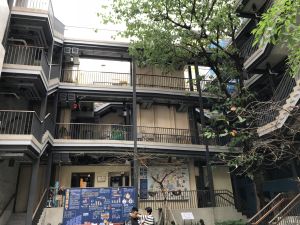 There are link bridges within the building cluster to strengthen connection between the buildings and provide residents with more spaces for chatting or rest.