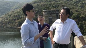 An engineer of the Water Supplies Department, Mr WONG Hei-nok, who has been studying the history of Tai Tam waterworks, shares some historical anecdotes with the SDEV, Mr Michael WONG.