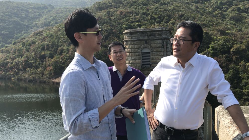 An engineer of the Water Supplies Department, Mr WONG Hei-nok, who has been studying the history of Tai Tam waterworks, shares some historical anecdotes with the SDEV, Mr Michael WONG.