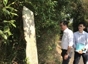 In the area around the Tai Tam Reservoir, there are two granite tablets each inscribed with the three characters “群帶路” (“Kwan leads the way”).