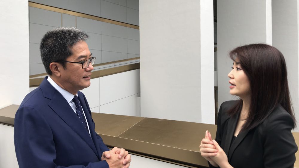 The Executive Director of Wharf Estates Limited, Ms LENG Yen-thean (right), introduces to the Secretary for Development, Mr WONG Wai-lun, Michael, about the idea and features of the Murray Building revitalisation project.