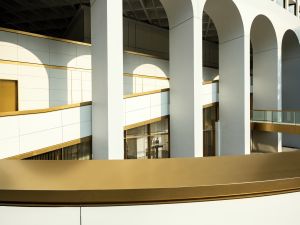 The hotel retains the Murray Building’s architectural designs, including a car ramp connected to the Cotton Tree Drive. The former car ramp now becomes the lobby’s ceiling covered in brass gold furnishings.