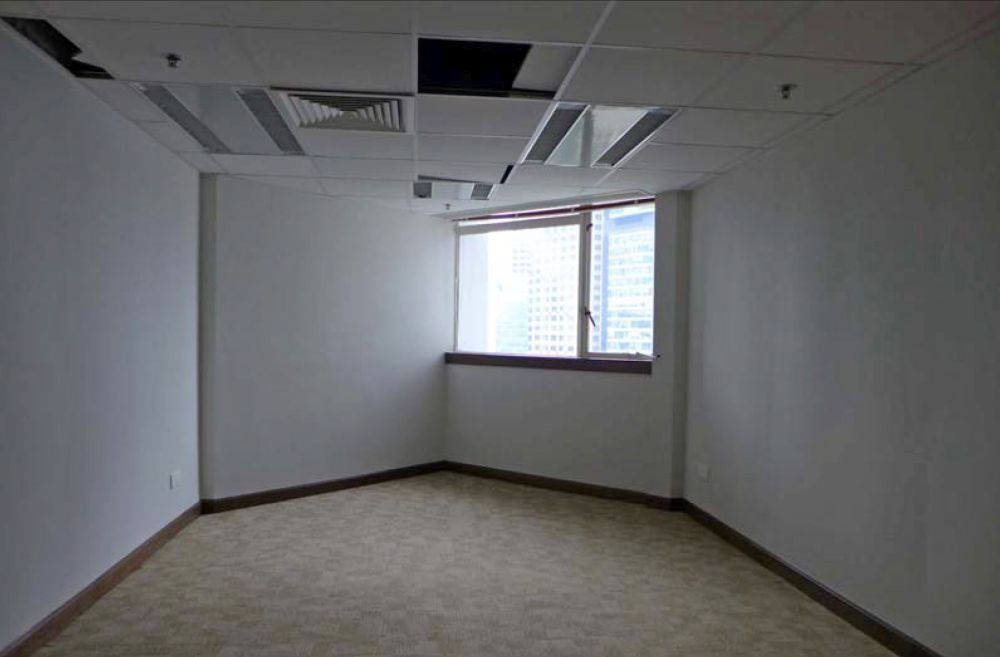 Murray Building was the headquarters of a number of policy bureaux and departments. Pictured is a government office before refurbishment.