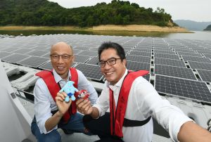 The two Secretaries pay a visit together to the Water Supplies Department (WSD)’s floating photovoltaic (FPV) system at Plover Cove Reservoir and exchange mascots, namely the WSD’s Water Save Dave and the Environment Bureau’s Big Waster.