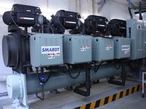 The EMSD and the Hospital Authority jointly introduce innovative energy-management projects by replacing the ageing air-conditioning units with magnetic bearing variable speed chillers in a number of hospitals.