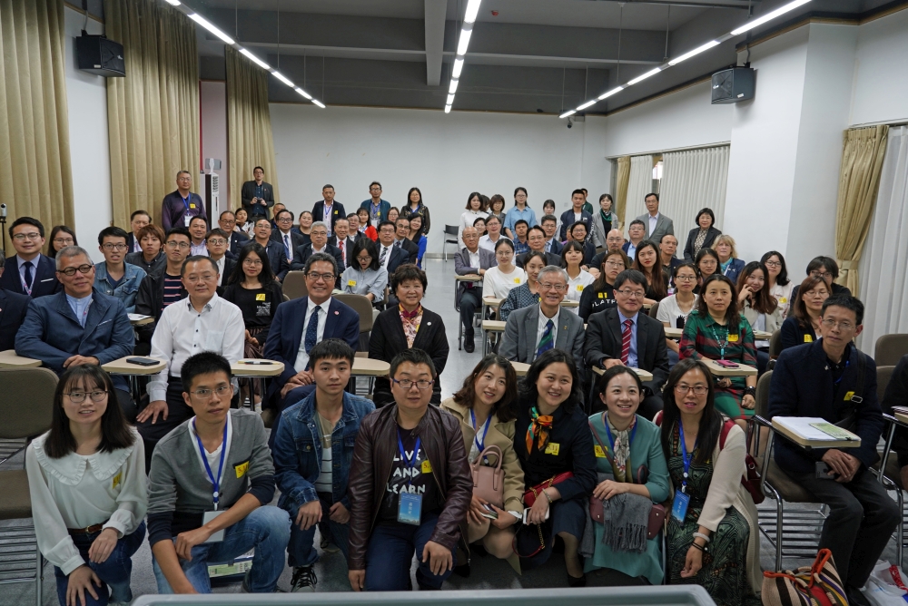 A sharing session of “5.12 Reconstruction - Past, Present and Future” organised by the DEVB is concluded successfully with all the participants taking a group photo afterwards.