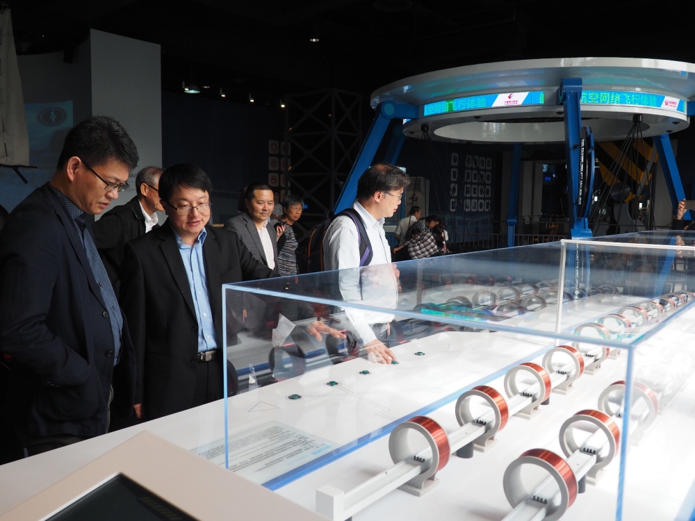 During the trip, Dr Wilton FOK (second left) visits the University of Electronic Science and Technology of China and believes that Sichuan and Hong Kong can have more cooperation opportunities and communication in the future. 