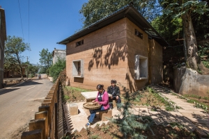 The CUHK team builds a new version of anti-seismic earth house in Guangming village in Yunnan.
