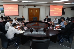 The Director of CEDD, Mr LAM Sai-hung (second right), the Head of the GEO, Mr PUN Wai-keung (third right), and their colleagues exchange views on matters of geo-disasters prevention with officials of the Sichuan Provincial Land and Resources Department.