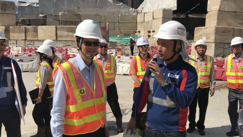 Under Secretary for Development (USDEV), Mr LIU Chun-san (left), visits a construction site of the “Tseung Kwan O–Lam Tin Tunnel–Road P2 and Associated Works” to learn about its site safety and worker-friendly initiatives from the site safety manager.