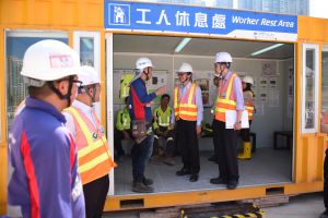 The air-conditioned rest area converted from a container on the construction site.