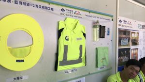 The contractor of the construction site provides each worker with “six widgets against heat stroke”–a sun shade, an anti-heat uniform, a water bottle and bottle cover, electrolyte drink powder and a wet towel.