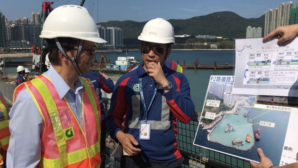 The project team installs a temporary steel cofferdam to enclose the reclamation area not only to minimise the impact on the surrounding waters during dredging works, but also to block high waves from rushing into the works area to enhance construction safety.