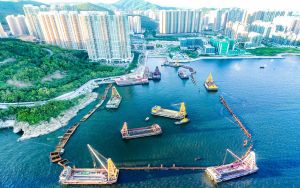 The project team installs a temporary steel cofferdam to enclose the reclamation area not only to minimise the impact on the surrounding waters during dredging works, but also to block high waves from rushing into the works area to enhance construction safety.