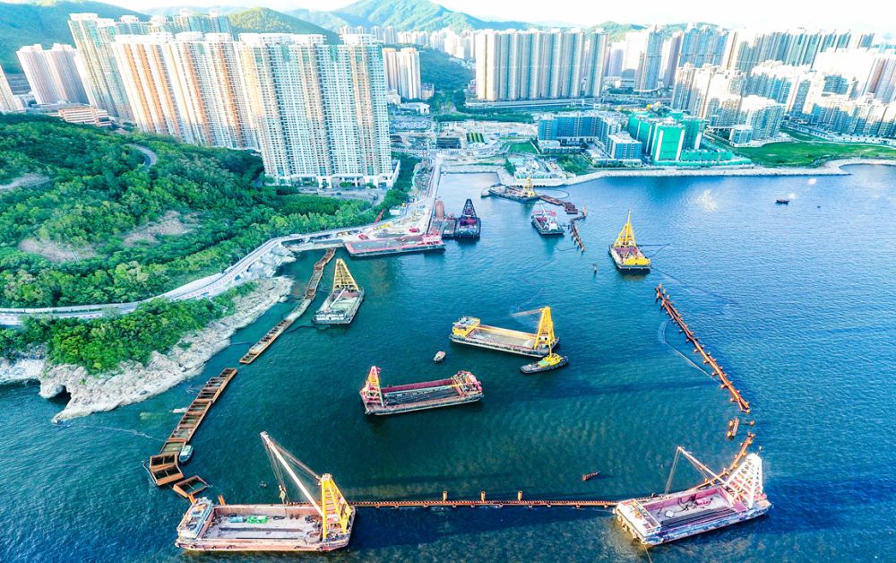 The project team installs a temporary steel cofferdam to enclose the reclamation area not only to minimise the impact on the surrounding waters during dredging works, but also to block high waves from rushing into the works area to enhance construction safety.