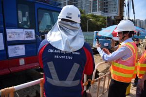 Machines on the construction site are equipped with a QR code system, through which the certificates of origin, inspection certificates and particulars of operators can be found easily.