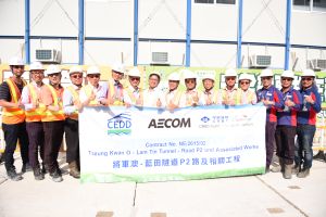 The USDEV, Mr LIU Chun-san (seventh left), poses with the project team for a photo and applauds the workers for achieving the goal of “zero accidents” on construction sites.