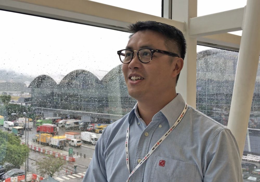 Mr CHUI Chi-kit, Assistant Electrical Inspector of the Airfield Facilities Section of the Airport and Vehicle Engineering Division under the Electrical and Mechanical Services Department (EMSD), is responsible for the maintenance and repair of landing and runway lights at the airport.  He performs shift duty around the clock to ensure the proper functioning of the lighting systems, which are extremely important to aircrafts during takeoff and landing.