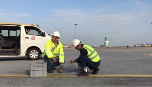 In the bustling Hong Kong International Airport, while EMSD colleagues repair the runway lights, they also need to pay attention to the radio instructions given by the control tower to ensure that the on-site environment is safe to work in.  It is all about personal experience, concentration and co-operation among colleagues.