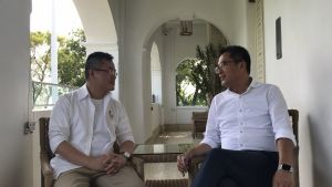 The Commissioner for Heritage, Mr YAM Ho-san, José (left), talks to Mr Michael WONG about the efforts made by the Commissioner for Heritage’s Office (CHO) in the past decade as well as its future plan in taking forward the work on heritage conservation.