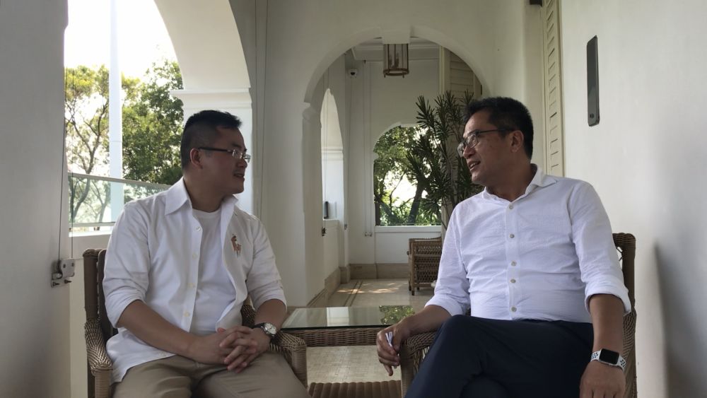 The Commissioner for Heritage, Mr YAM Ho-san, José (left), talks to Mr Michael WONG about the efforts made by the Commissioner for Heritage’s Office (CHO) in the past decade as well as its future plan in taking forward the work on heritage conservation. 
