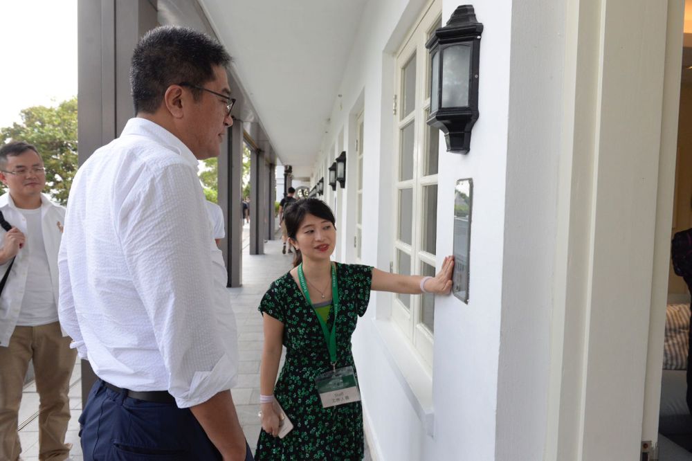 The management of the hotel introduces to us the conservation elements of the building. For example, the cells, the guard tower and the search lights of the police station have all been preserved.