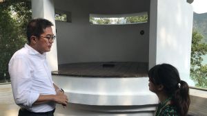 The management of the hotel introduces to us the conservation elements of the building. For example, the cells, the guard tower and the search lights of the police station have all been preserved.