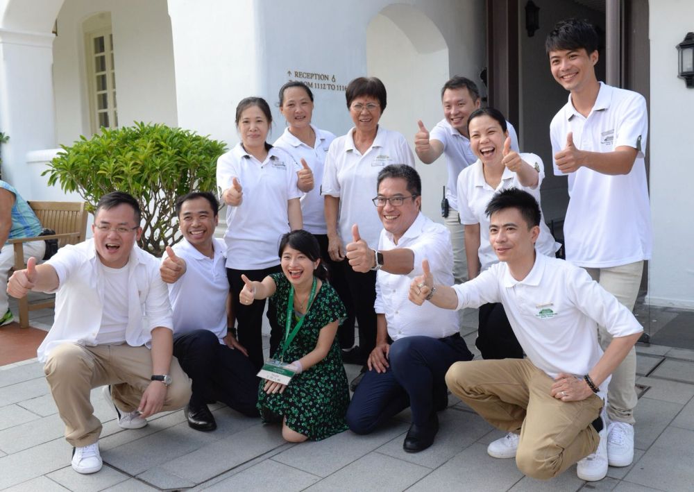 Mr Michael WONG (second right, front row), the Commissioner for Heritage, Mr José YAM (first left, front row), and the staff of the Tai O Heritage Hotel show support for heritage conservation together.