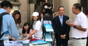 The Task Force holds an exhibition on land supply options at the Lee Theatre Plaza in Causeway Bay.  The Task Force Chairman, Mr Stanley WONG (second right), answers the questions from the public in person.