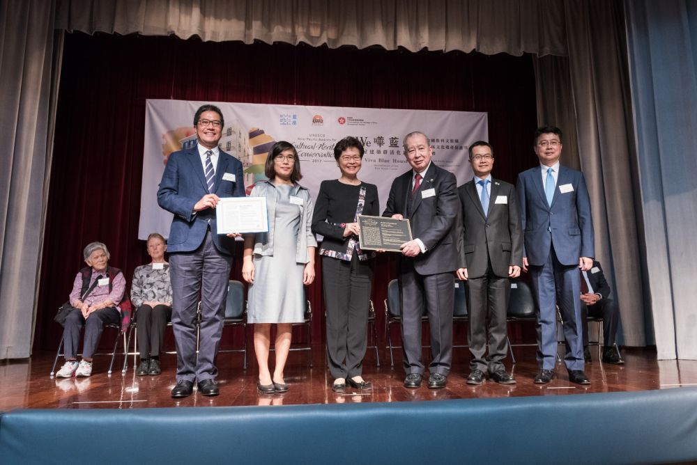 The Blue House Cluster project, with its bold and innovative “Retain House and Tenant” concept, has won the top honour of the Award of Excellence of the United Nations Educational, Scientific and Cultural Organisation (UNESCO) Asia-Pacific Awards for Cultural Heritage Conservation.  Picture shows the Chief Executive, Mrs LAM CHENG Yuet-ngor, Carrie (third left); the SDEV, Mr Michael WONG (first left); Chair of the Jury for the UNESCO Heritage Awards and Chief of the Culture Unit, UNESCO Bangkok, Dr DUONG Bich Hanh (second left); Chairman of the St James’ Settlement Executive Committee, Dr LI Kwok-po, David (third right); and other guests at the award presentation ceremony.
