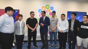 The SDEV, Mr Michael WONG, also had many chances to have exchanges with young people to listen to their views and concerns.