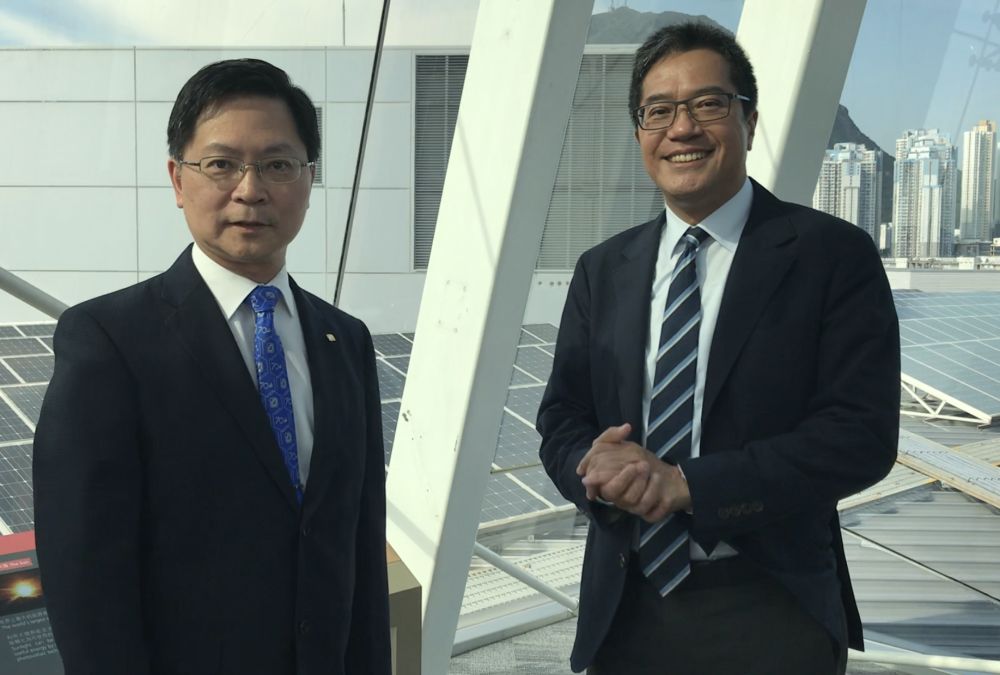 This year marks the 70th anniversary of the Electrical and Mechanical Services Department (EMSD). Accompanied by the Director of Electrical and Mechanical Services, Mr SIT Wing-hang, Alfred (left), and departmental colleagues, the Secretary for Development (SDEV), Mr WONG Wai-lun, Michael (right), visits the EMSD headquarters building and the gallery inside in Kowloon Bay.