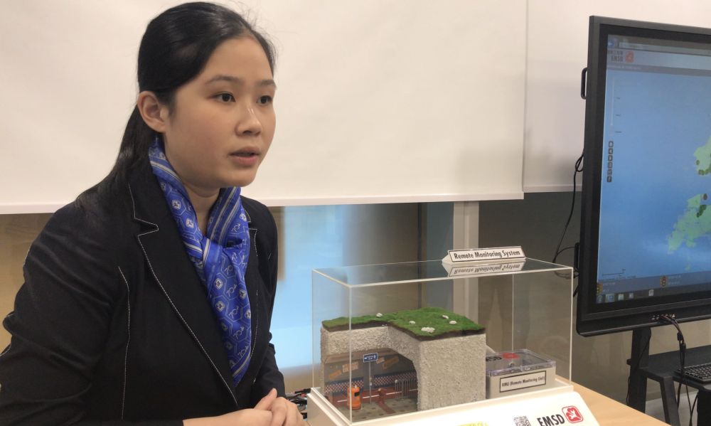 Electronics Engineering Graduate of the EMSD, Ms CHEUNG Pui-yi, illustrates the Remote Monitoring System developed in-house by the EMSD.  The system can identify the exact locations of faulty traffic lights in real time, which facilitates prompt repairs and help reduce the down time of traffic lights.