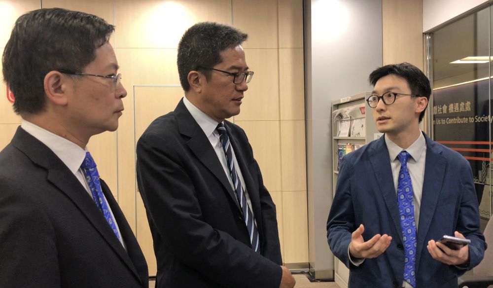 Senior Engineer of the EMSD, Mr LAM Kam-chun, Tommy (right), says that the EMSD launched an online platform “E&M InnoPortal” for I&T collaboration  last month, so as to facilitate matching among government departments, public bodies, universities and start-ups to promote the application of R&D results.