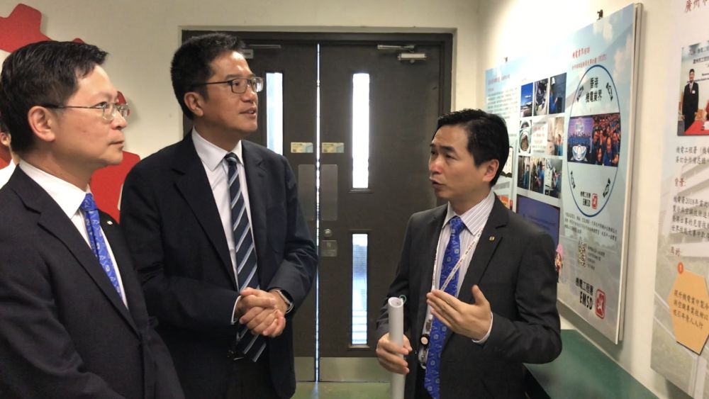 The Secretary for Development (SDEV), Mr WONG Wai-lun, Michael (centre), and the Director of Electrical and Mechanical Services, Mr SIT Wing-hang, Alfred (left), visit the Training Workshop provided under the Technician Training Scheme of the Electrical and Mechanical Services Department (EMSD).  Senior Engineer of the EMSD, Mr KWAN Kar-mun, Andy (right), illustrates the details of the training scheme.