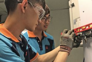 On the day of the visit, the SDEV, Mr Michael WONG, came across Mr LAU Chi-ching (right), who represented Hong Kong in the WorldSkills Competition last year.  Mr LAU has now become an “assistant trainer” and helps coach the trainees who may compete in the event this year.