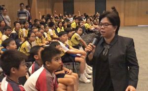 Town Planner of the PlanD, Ms CHAU Yin Mai, Lisa (right), speaks to the students about various factors to be considered in the planning process of Hong Kong. The enthusiastic “little planners” eagerly answer the questions.