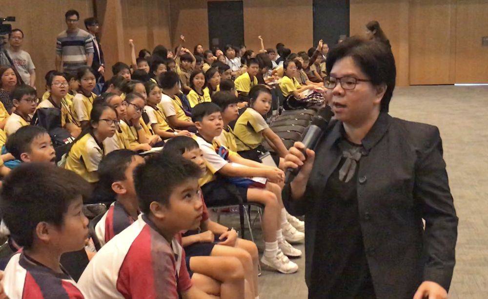 Town Planner of the PlanD, Ms CHAU Yin Mai, Lisa (right), speaks to the students about various factors to be considered in the planning process of Hong Kong. The enthusiastic “little planners” eagerly answer the questions.