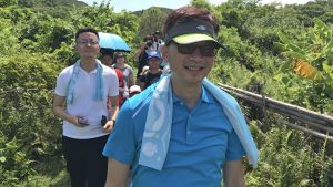 The Under Secretary for Development (USDEV), Mr LIU Chun-san (front), and the Political Assistant (PA) to Secretary for Development, Mr FUNG Ying-lun, Allen (back), visited Shui Hau in Lantau recently and joined with the public an eco-tour jointly organised by the Sustainable Lantau Office of the Civil Engineering and Development Department and the Department of Ocean Science of the Hong Kong University of Science and Technology (HKUST) to promote conservation of Lantau.