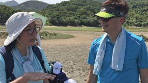 A lecturer of the Department of Ocean Science of the HKUST, Dr LAM Ka-sin, Cindy (left), says to the USDEV, Mr LIU Chun-san (right), that they hope to drive home the message of conservation of marine ecology and resources through guided tours.