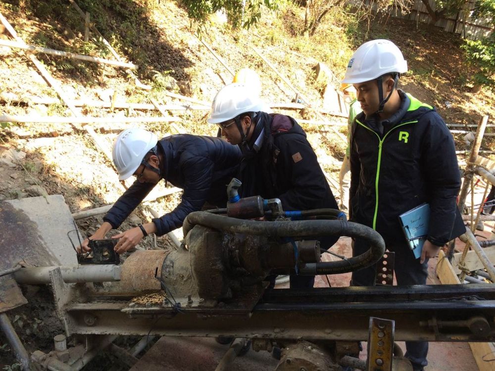The trainees have the opportunity to inspect slope stabilisation works on-site during training. 
