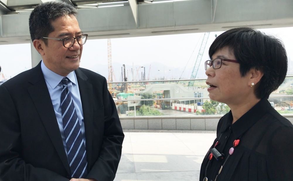 The Director of Architectural Services, Mrs LAM YU Ka-wai, Sylvia (right), briefs the Secretary for Development (SDEV), Mr WONG Wai-lun, Michael, on the various environmental-friendly and energy-saving design features adopted by the Trade and Industry Tower (TI Tower) to keep in line with the “Green City” sustainable development concept of the Kai Tak Development (KTD).