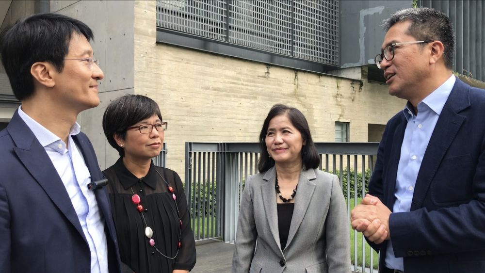 The Secretary for Development (SDEV), Mr WONG Wai-lun, Michael (first right), visits the Po Leung Kuk Stanley Ho Sau Nan Primary School in the Kai Tak Development Area accompanied by the Director of Architectural Services, Mrs LAM YU Ka-wai, Sylvia (second left), the Project Director, Mr WONG Tak-choi, Frank (first left), and the school principal, Ms KAM Yim-mui (second right).