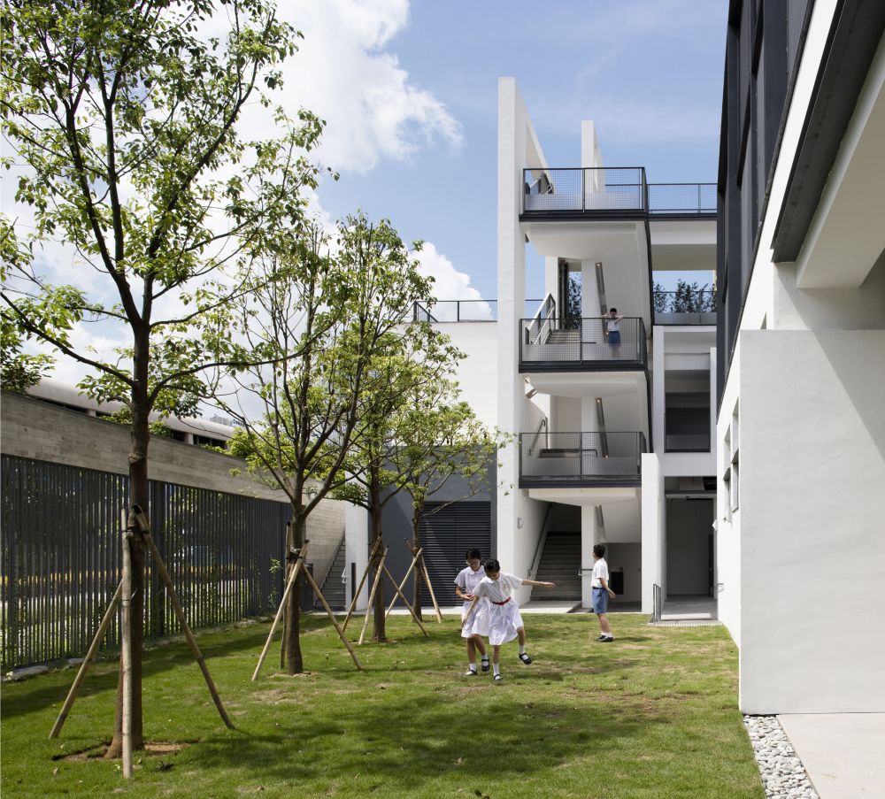 Gardens and lawns are arranged at various locations and levels across the campus.  Through the floor-to-ceiling glass panels, the natural landscape is brought inside while school activities are taken outdoors for expanded learning spaces.