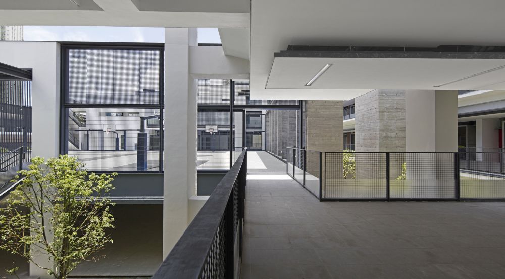 Students can go to various outdoor spaces such as the basketball court, library and roof garden through stairs, corridors and link bridges.