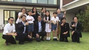 The SDEV, Mr Michael WONG (fourth left, front row), the Director of Architectural Services, Mrs Sylvia LAM (second right, front row), the design team, the principal of Po Leung Kuk Stanley Ho Sau Nan Primary School, Ms KAM Yim-mui (second right, back row), and teachers and students pose for a group photo on the lawn outside the library.